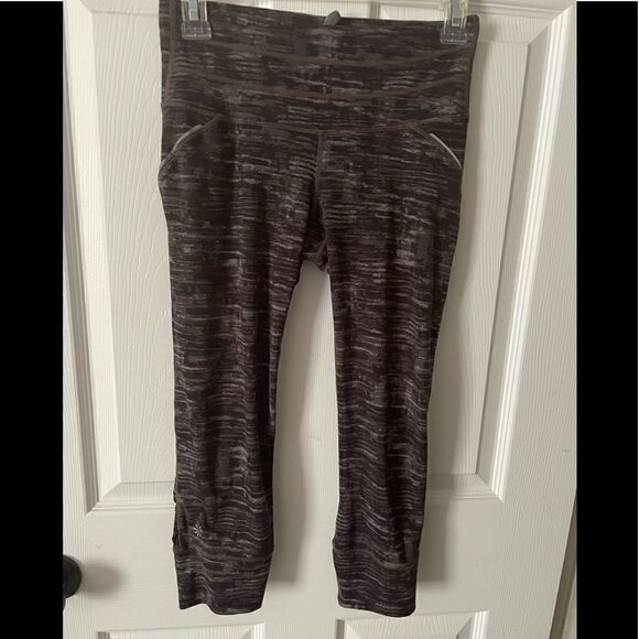 Athleta paint bucket relay Capri leggings in black . Size XS. - Picture 2 of 4